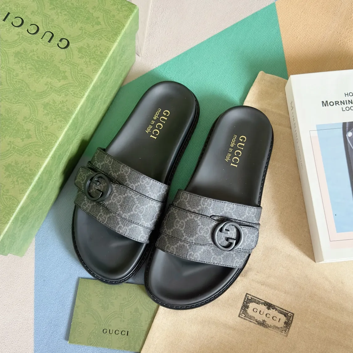 [G Home] Men's Men's Shoes💰: 300💰Size: 38-45 🆕2024Gucci Gucci Summer New Style Double G Presbyopia Flip-flops Cross Sandals Thick Sole Slippers Beach Shoes Original Purchase and Development Production G family's 2024 new summer dark horse items, fashion bloggers at home and abroad have put on the show, and it has become popular on social platforms at home and abroad. Fashionistas must pay for it, and they spend a lot of money to create ingenious craftsmanship and accurately restore every detail. Exquisite packaging at the delivery counter🛍📦 ▪️ Fabric: Original imported double G presbyopic leather ▪️ Lining: Original imported leather ▪️ Sole: Original open molded T men's shoes 💰U outsole ▪️ Bottom thickness: 3CM